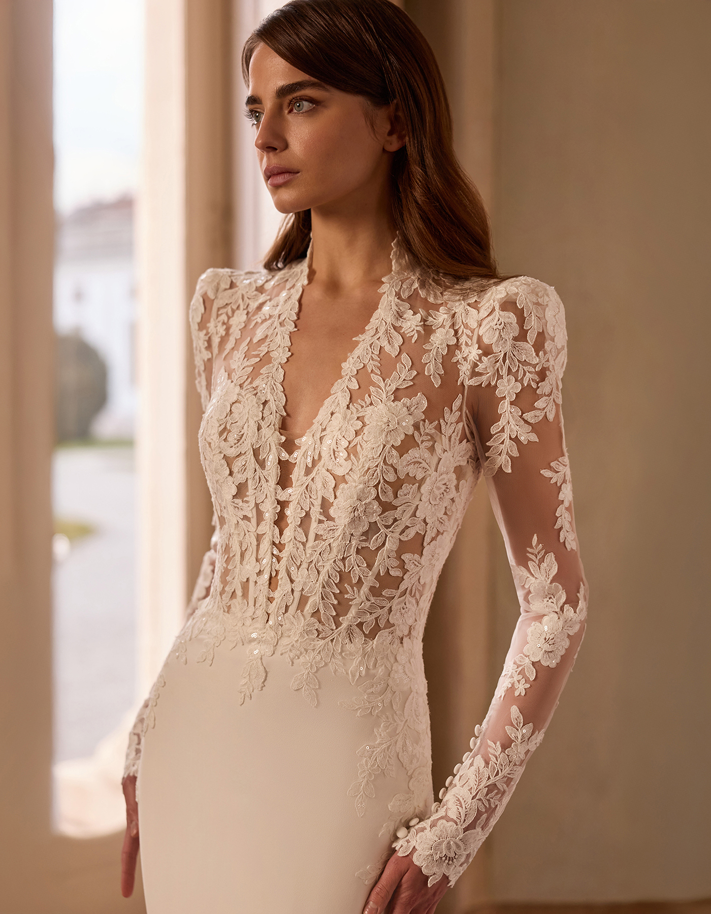 Quanto tempo prima scegliere l'abito da sposa: futura sposa durante una prova in atelier